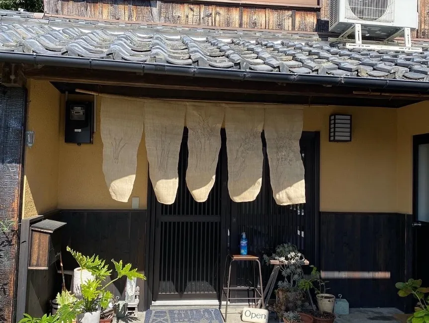 のれんのかかった農家レストラン「おこめ食堂なごみ」の入口