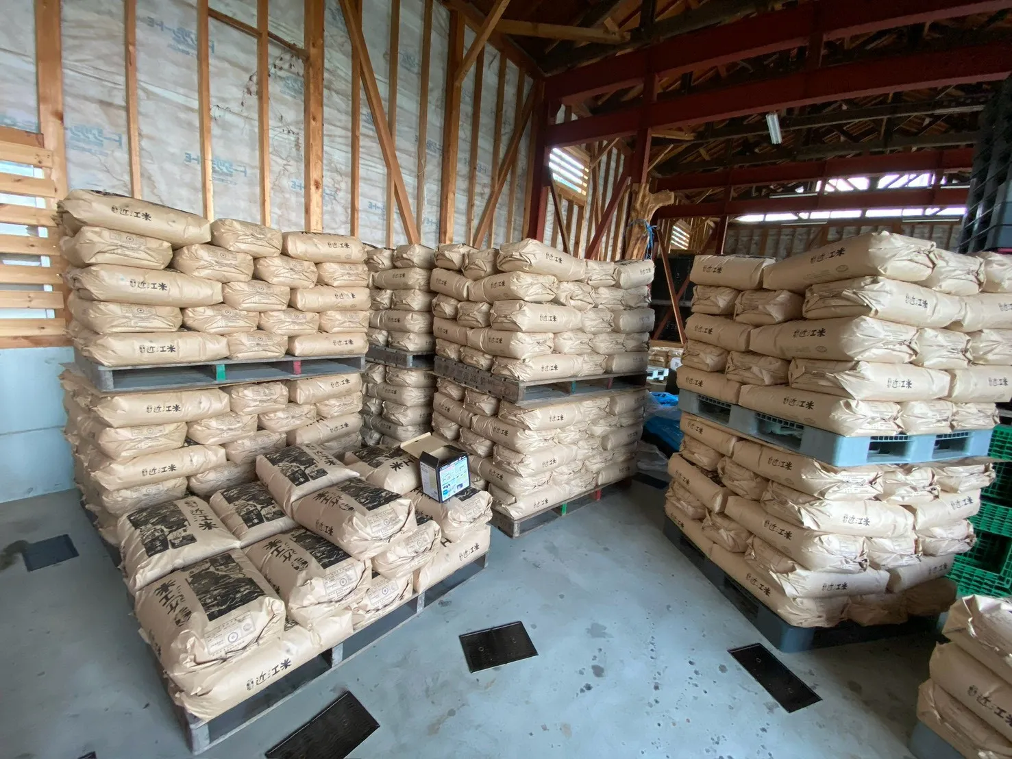 自社倉庫に積まれた出荷前の近江米