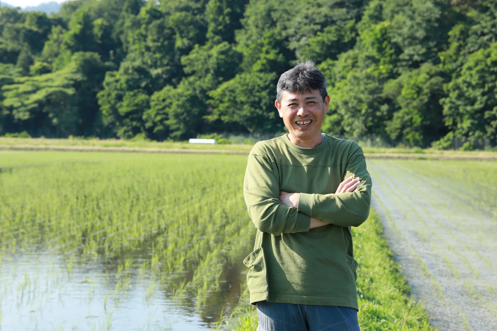青田を背に立つ代表 釆野俊和